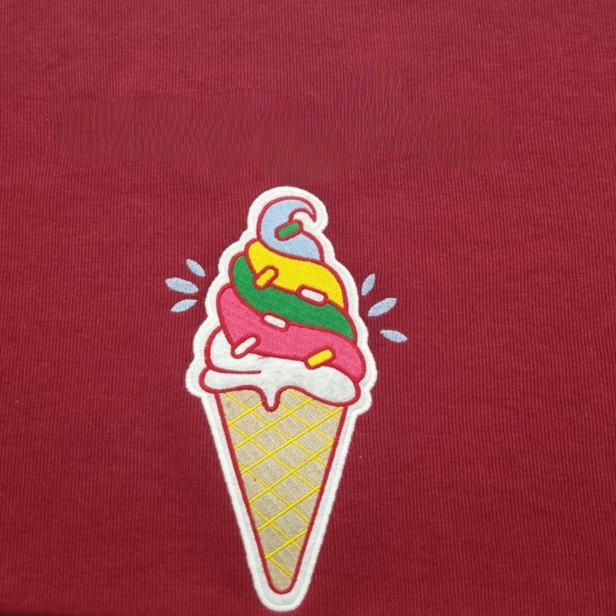 Seri üretim için çok kafalı nakış makinelerinin çalıştığı üretim hattı