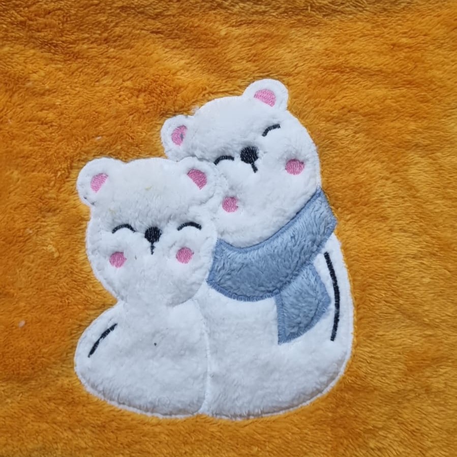 Ürün üzerine özel nakışlı monogram detayı